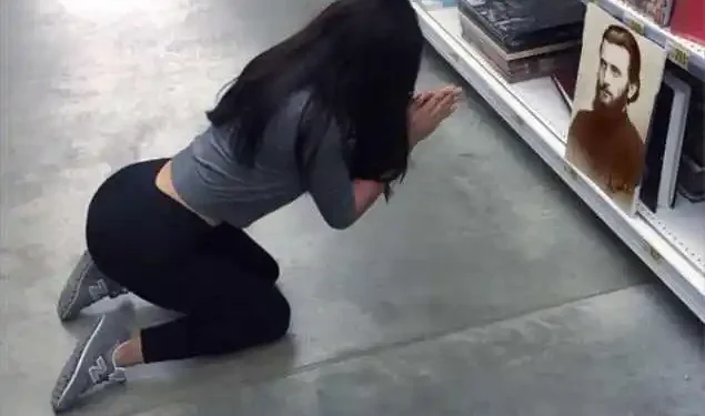 Wowbiz.Ro?Arsenie Boca a ajuns în supermarket: O tânără s-a pus în genunchi în mijlocul unui magazin și s-a închinat la o pictură cu Părintele