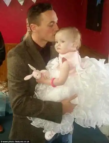 Un tată DENATURAT s-a căsătorit cu fetiţa lui de numai 16 luni