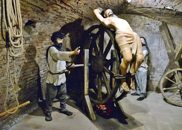 Cameră de TORTURĂ pentru elevii neascultători, într-o ȘCOALĂ din Hunedoara