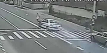 O fetiţă de 10 ani A FOST SPULBERATĂ pe trecerea de pietoni de un VITEZOMAN.