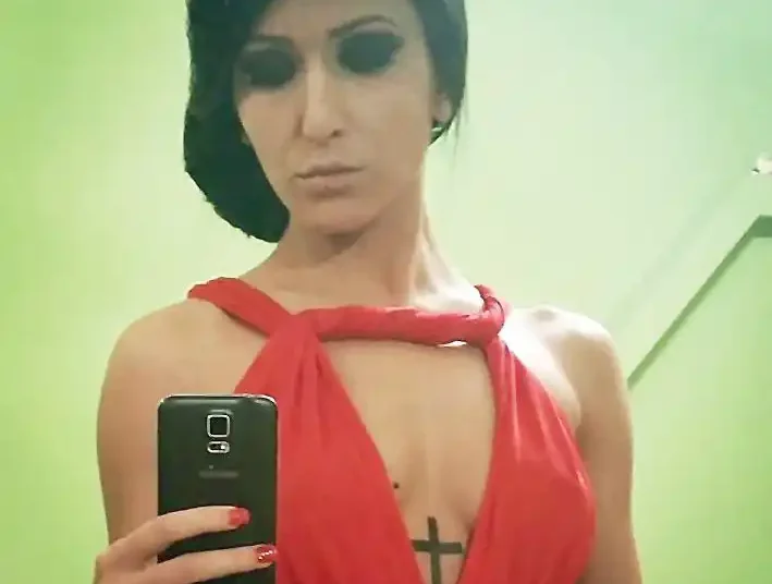 SOCANT/ Amanta oficială a unui celebru cântăreț de la noi lucrează la videochat.