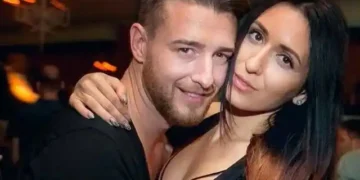 SOCANT/ Amanta oficială a unui celebru cântăreț de la noi lucrează la videochat.