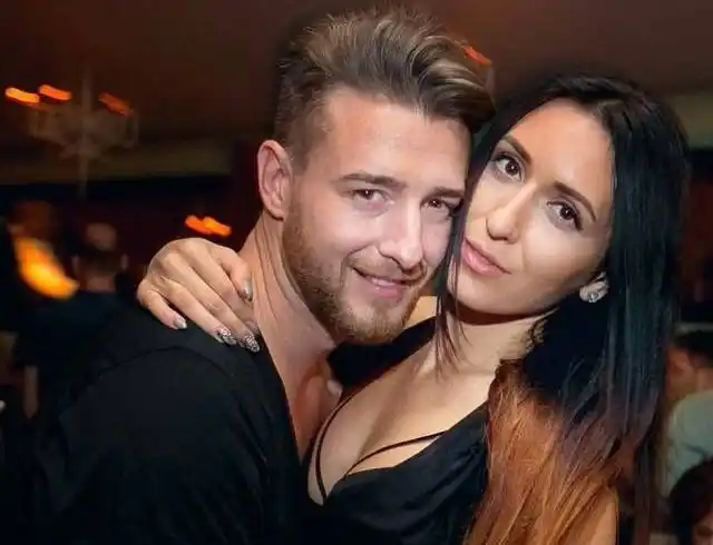 SOCANT/ Amanta oficială a unui celebru cântăreț de la noi lucrează la videochat.