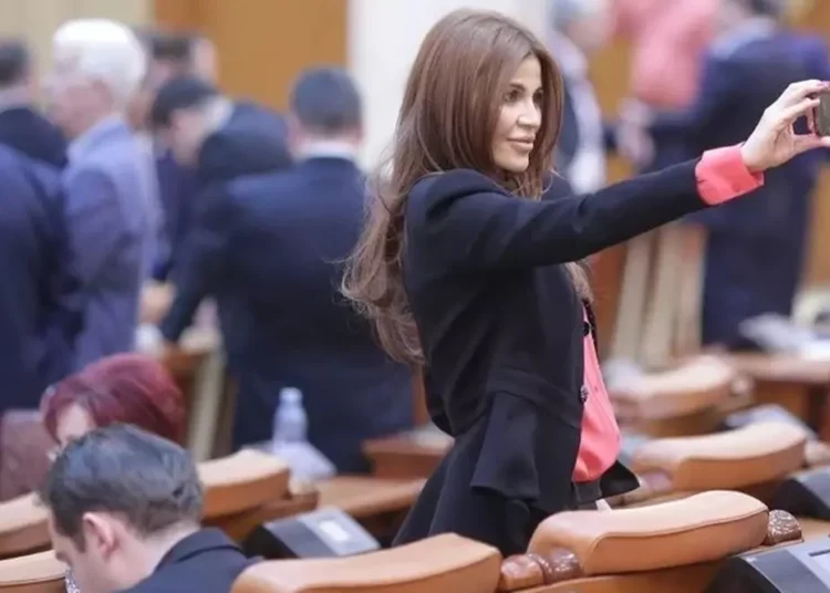 Inculpata Andreea Cosma, selfie cu protestul din Parlament.