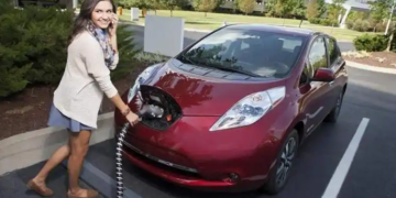 Rompetrol deschide prima benzinărie cu încărcare pentru maşini electrice