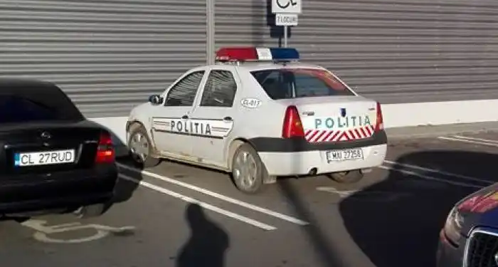 Poliţist amendat de propriii colegi pentru că a parcat pe loc pentru persoane cu handicap