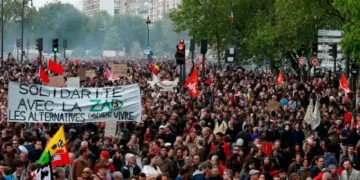 Proteste violente în Paris în timpul demonstrațiilor de 1 Mai.