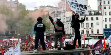 Proteste violente în Paris în timpul demonstrațiilor de 1 Mai.