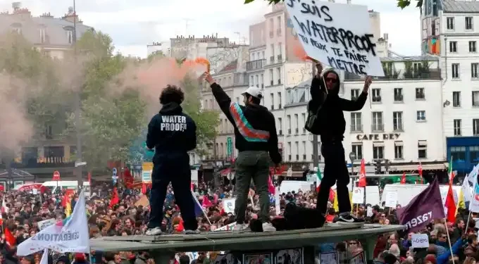 Proteste violente în Paris în timpul demonstrațiilor de 1 Mai.