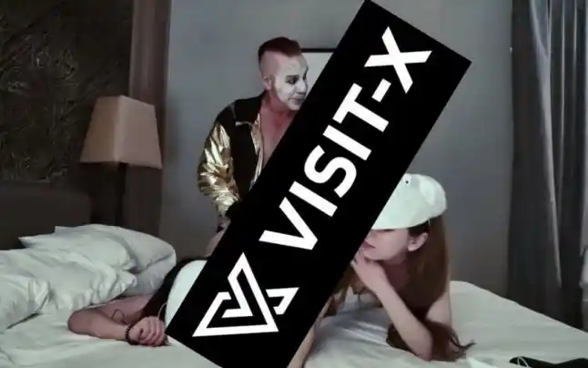 Solistul trupei Rammstein a lansat un videoclip pornografic în care răpeşte femei pentru o orgie VIDEO