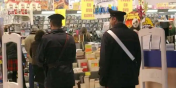 Italienii ramasi fara bani au inceput sa jefuiasca organizat magazine. Mafia vrea sa preia controlul in sudul tarii