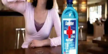 Zece persoane din Iaşi au murit după ce au băut spirt sanitar contrafăcut