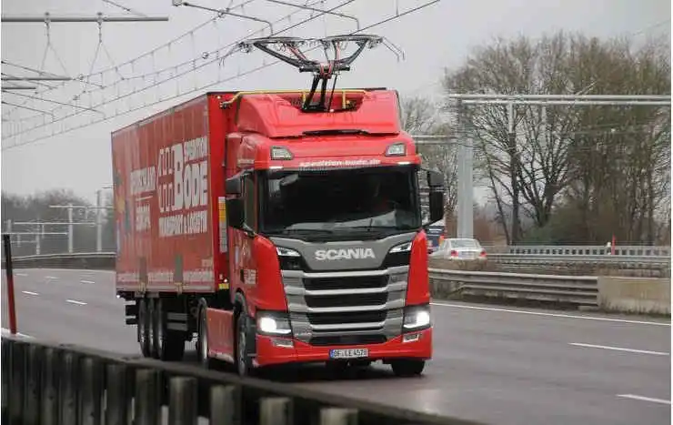 Primul test cu autostrada electrificată din Germania este complet operațional