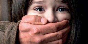 Un român a violat şi a bătut o fetiţă de un an şi jumătate până a ucis-o