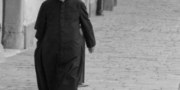 Preot de 59 de ani, găsit mort într-un canal colector de pe marginea unui drum din Suceava