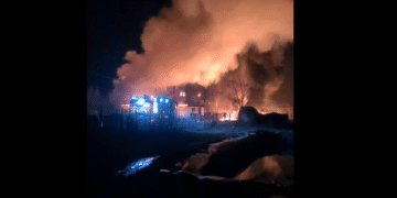 Incendiu violent în Prahova, la o fabrică de produse din țiței