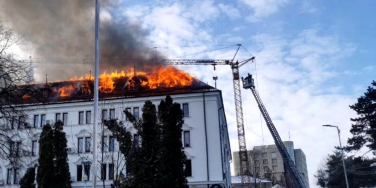 Incendiu violent la Suceava. Arde Palatul Administrativ unde îşi au sediul Prefectura şi Consiliul Judeţean