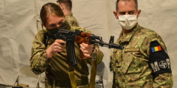 LEGEA POLIȚIEI MILITARE permite Armatei să aresteze civili și să acționeze cu glonț pe țeavă „pentru controlul mulțimilor care nu respectă măsurile”