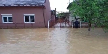 Botoşani: Mai multe case din comuna Drăguşeni au fost inundate în urma ploilor torenţiale