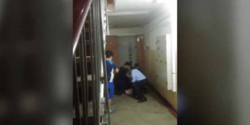 SOCANT: Persoana agresată de poliție in fata fiului minor și a mamei in vârsta de 70 de ani