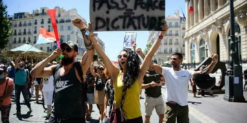 Zeci de mii de oameni protestează în Franța împotriva permisului sanitar și vaccinării!!