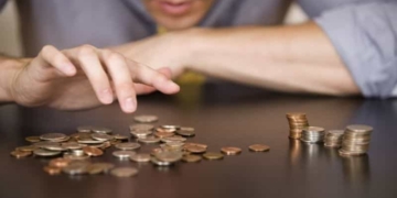 Angajatorii care oferă, în mod repetat, salarii sub nivelul celui minim pe economie riscă și un dosar penal, nu doar amendă