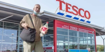 Gigantul Tesco solicită României interzicerea denumirii ”tescovină”