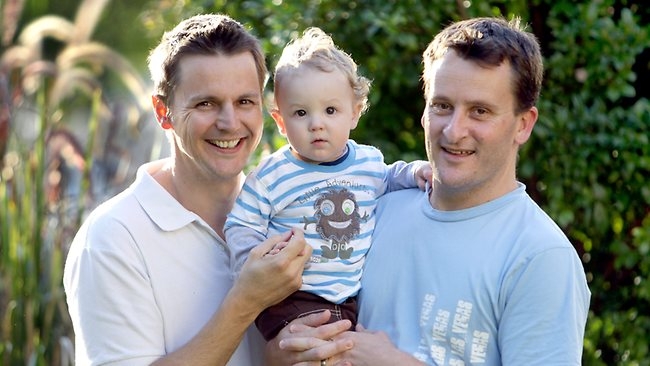 Un bărbat gay din Cluj a adoptat un copil