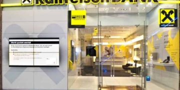 Raiffeisen Bank: interzice operaţiunile cu numerar, impune taxe pe deţinerile de valută şi obligă persoanele fizice la operaţiuni online