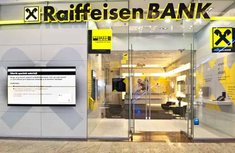 Raiffeisen Bank: interzice operaţiunile cu numerar, impune taxe pe deţinerile de valută şi obligă persoanele fizice la operaţiuni online