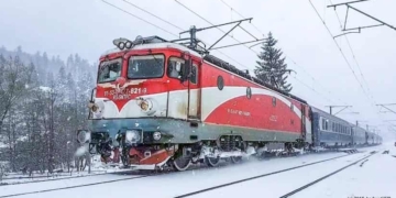 Tren plin de copii blocat pe Valea Prahovei. Mai mulţi copaci au căzut pe şine