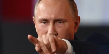 Ursul vigilent – Putin, coiotul năpîrlit – Biden şi mielul artificial – Ucraina