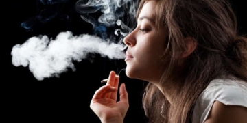 OFICIAL: Țigările, interzise pe viață pentru tinerii din această țară!