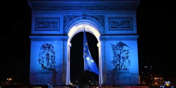 Francezii au dat jos steagul UE de pe Arcul de Triumf