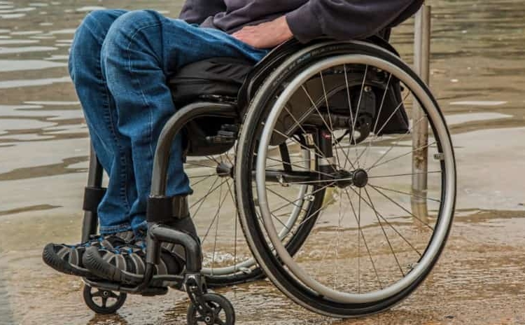 SOCANT: Bărbat în scaun cu rotile, luat pe sus de polițiști și dus la Penitenciarul Botoșani