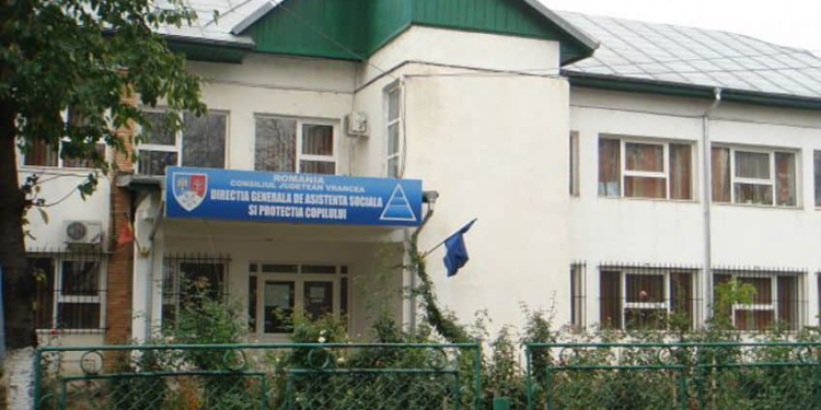 Șef de la Protecția Copilului Vrancea, suspectat că a luat bani ca să dea copii în plasament