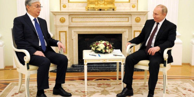 Motivul pentru care Putin l-a ținut la distanță pe Macron. „Nu puteam să îi lăsăm să pună mâna pe ADN-ul președintelui”