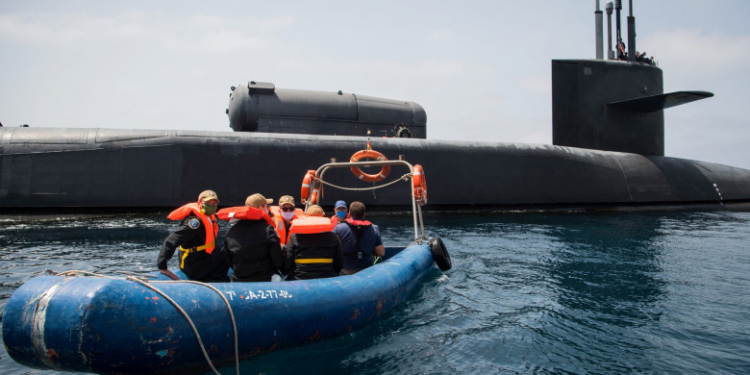 Un inginer al Marinei americane care proiecta submarine nucleare a vândut informații secrete unei „puteri străine”