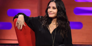 Courteney Cox, vedeta din „Friends”, spune că arată „foarte ciudat” din cauza procedurilor estetice