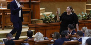 Ziua în care au venit trolii. Şoşoacă şi Simion au făcut bullying în Parlament în timpul votării sancţiunilor pentru deputaţii agresivi
