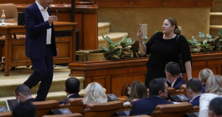 Ziua în care au venit trolii. Şoşoacă şi Simion au făcut bullying în Parlament în timpul votării sancţiunilor pentru deputaţii agresivi