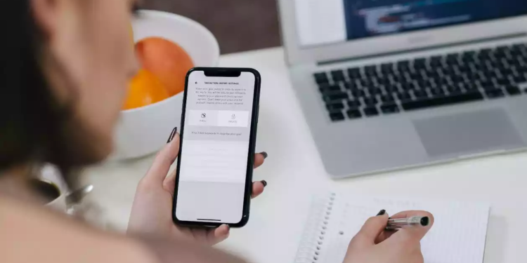 Sighișoara: Bărbat reţinut pentru încheierea în fals de contracte cu o companie de telefonie mobilă pentru a primi telefoane