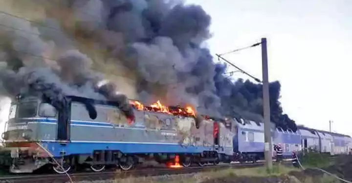 Incendiu la locomotiva unui tren într-o gară CFR din județul Mureș