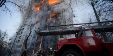 Război în Ucraina. Cel puțin patru oameni au fost uciși în bombardamentele din Kiev, alți șapte au murit la Harkov