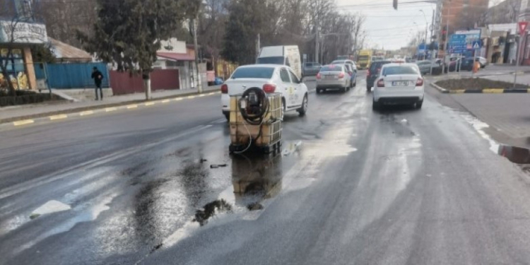 Un bărbat din Galați a cumpărat de la benzinărie 1.000 de litri de motorină într-un rezervor de plastic care s-a răsturnat pe șosea