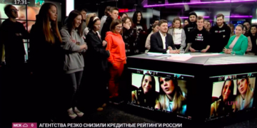 Jurnaliștii de la ultimul post TV independent din Rusia, în lacrimi, spunând „Nu războiului” înainte ca Putin să-i închidă