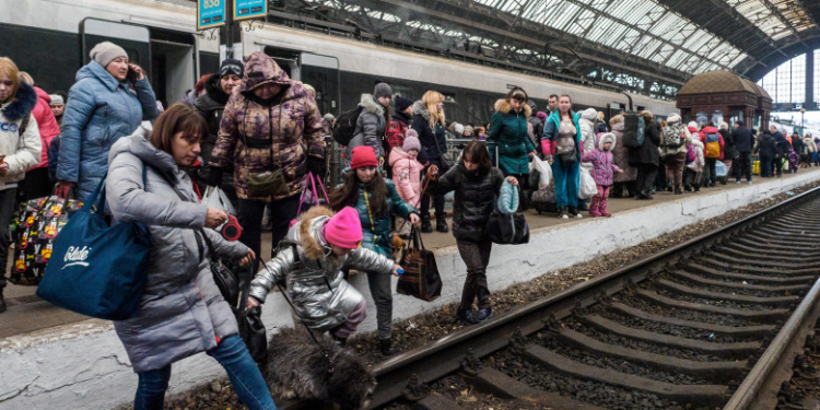 Șeful diplomației UE spune că cinci milioane de ucraineni își vor părăsi țara dacă vor continua bombardamentele Rusiei asupra Ucrainei