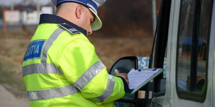 Un șofer oprit pentru viteză excesivă a fost amendat cu 13.450 de lei după ce polițiștii au constatat mai multe nereguli