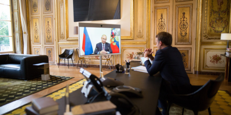 Putin a vorbit din nou la telefon cu Macron și i-a spus că Rusia va obţine „denazificarea” Ucrainei. Macron: „Te minți singur”