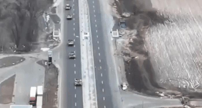 Imagini dramatice cu blindate distruse şi militari mitraliaţi în timp ce încearcă să scape dintr-o ambuscadă